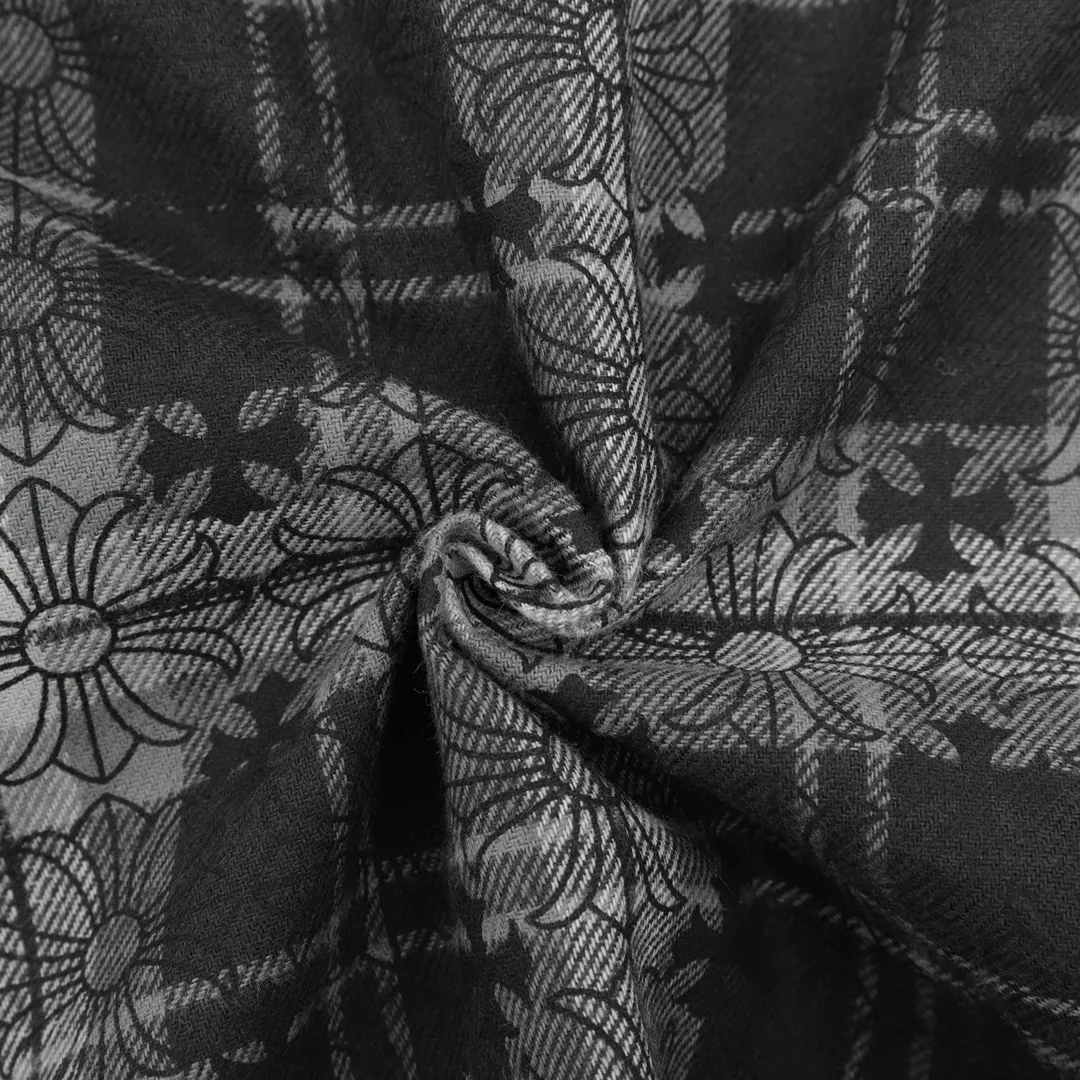 P240 Model No. Y630 CHROME HEARTS/CHROOME HEARTS CH All-over printed dark flower long-sleeved shirt. Custom-woven and dyed pure cotton sesame bottom plaid fabric. The finished fabric is then printed with dark flowers. The whole garment is hand-cut on the grid. The labor cost is high at the end of the year. Genuine leather hand-embroidered sleeves. High-quality distressed children's flower four-button buttons. The first batch on the entire network. Size: S-L